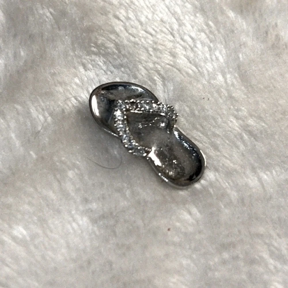 🩴 RHINESTONE CRYSTAL EMBELLISHED SILVER FLIP FLOP PENDANT - Picture 3 of 6
